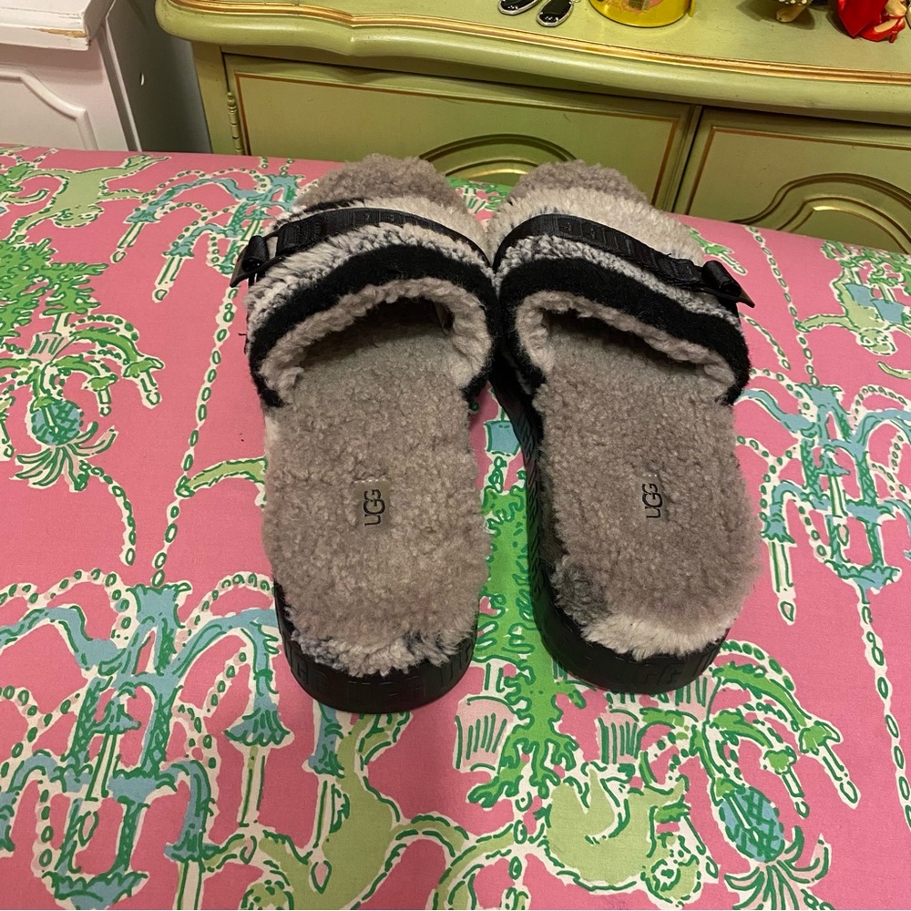 UGG fluffita black and gray Sherpa platform slides size 10 - Picture 5 of 6